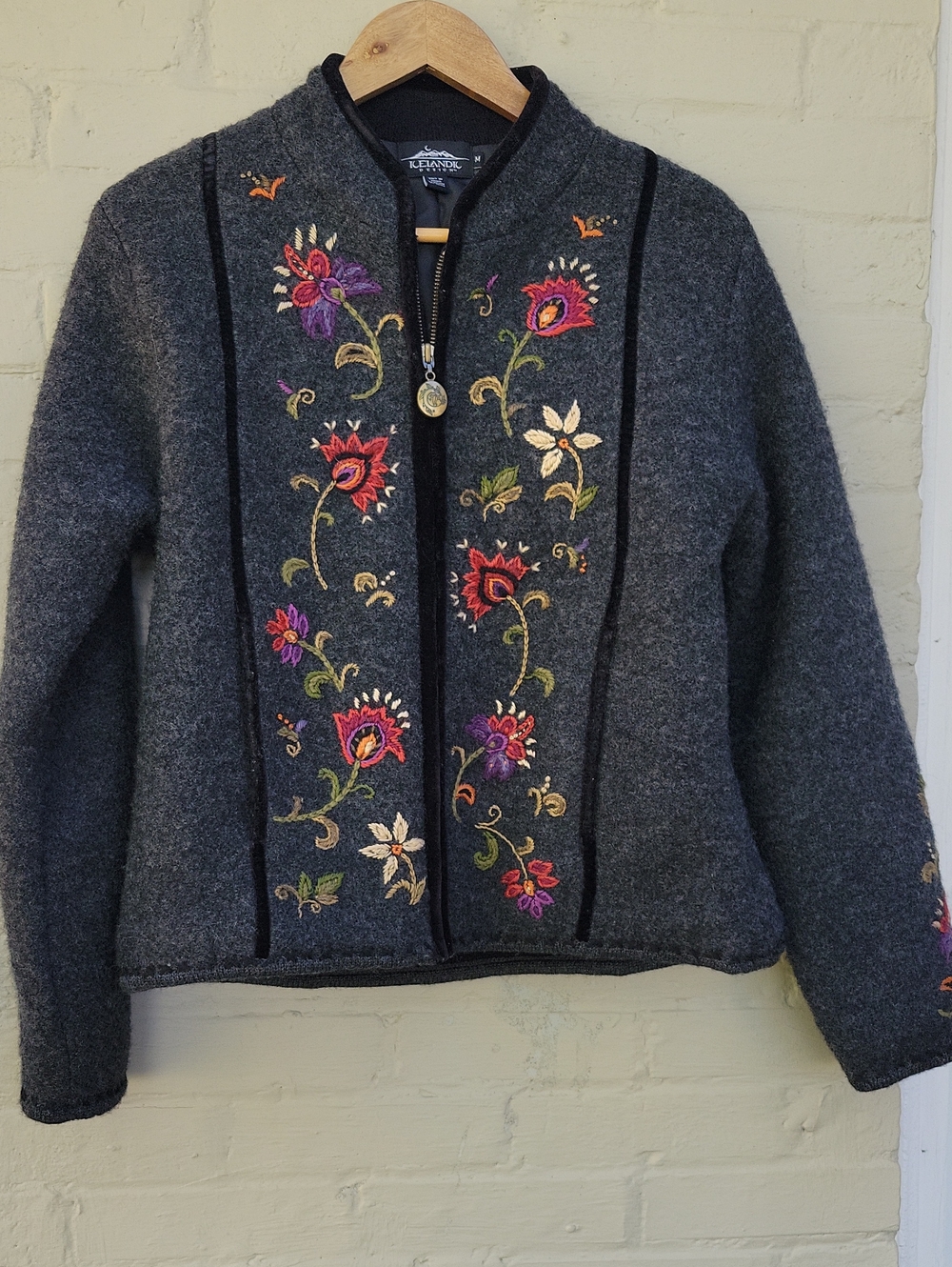Icelandic Wool SZ M Embroidered Zip Front Long Sleeve Jacket Dark Gray 2 Pockets